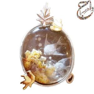 گردن آویز در دریایی